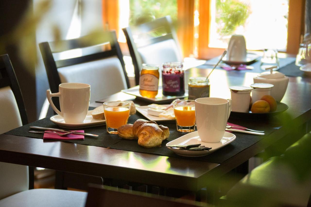 Logis Hotel Restaurant La Brasserie Treignac Dış mekan fotoğraf