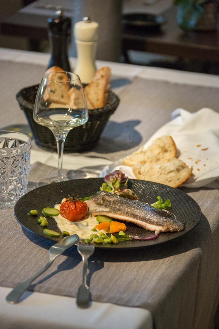 Logis Hotel Restaurant La Brasserie Treignac Dış mekan fotoğraf